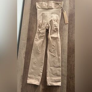 Skims Clay Everyday Sculpt Above the Knee Shorts Size XS NWT